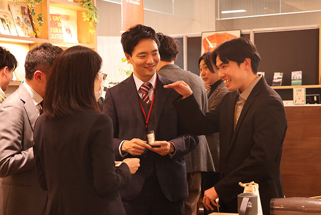フリー交流会っで談笑する参加者たち