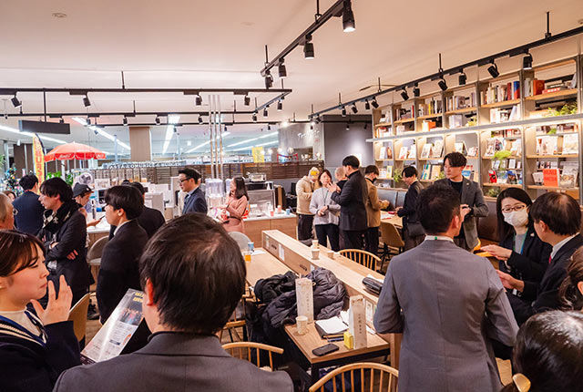 各所各所で談笑が盛り上がる会場の様子