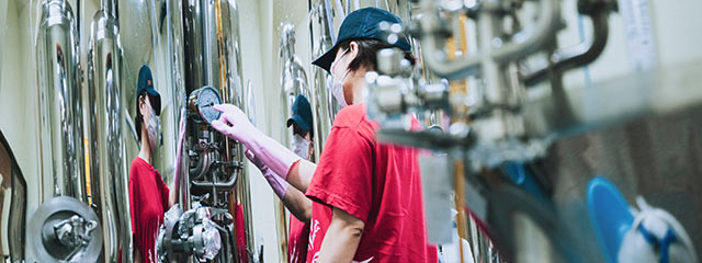 クラフトビールの貯蔵タンクをチェックする髙木千歩さん