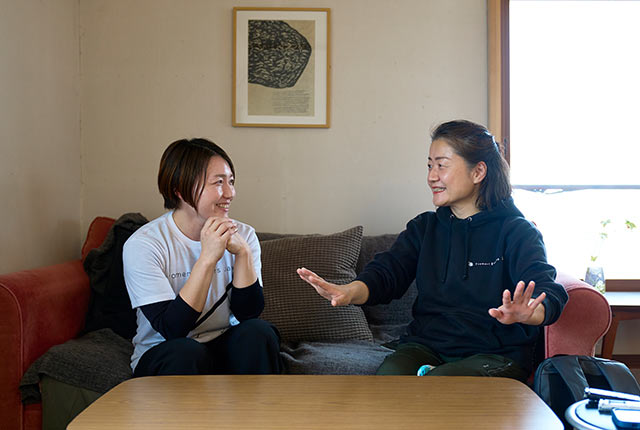 ソファに座って対談する髙木千歩さんと佐藤可奈子さん