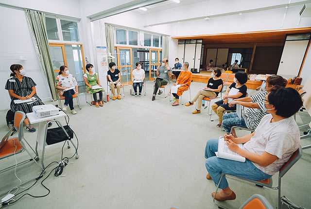 参加者が円形になって椅子に座っているワークショップの様子