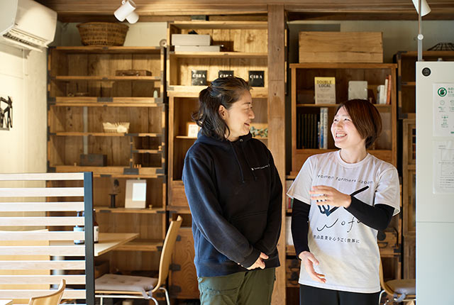 談笑する髙木さんと佐藤さん