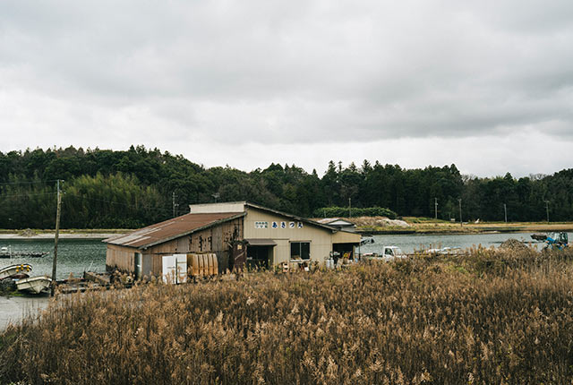 牡蠣漁船〈あきつ丸〉の船着場の遠景