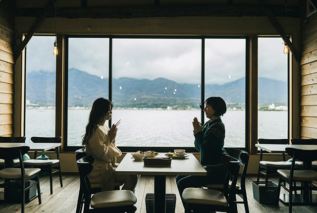 提供された料理を前に手を合わせるアリスさんたち