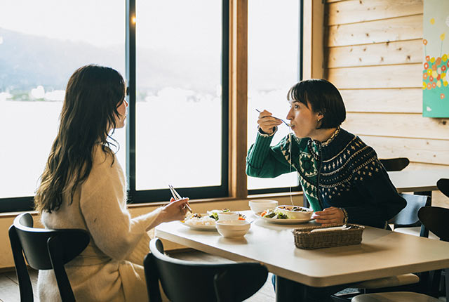ドリアを頬張るアリスさん