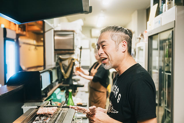 焼きとりを焼く店長の矢島拓さん