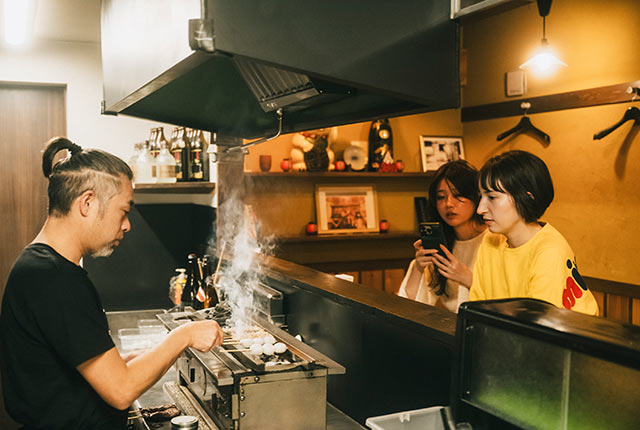 焼く様子をカウンターから見つめるアリスさん