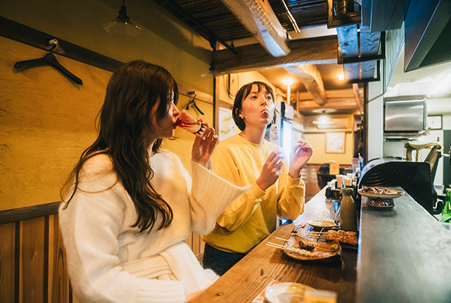 だんご串を頬張るアリスさん