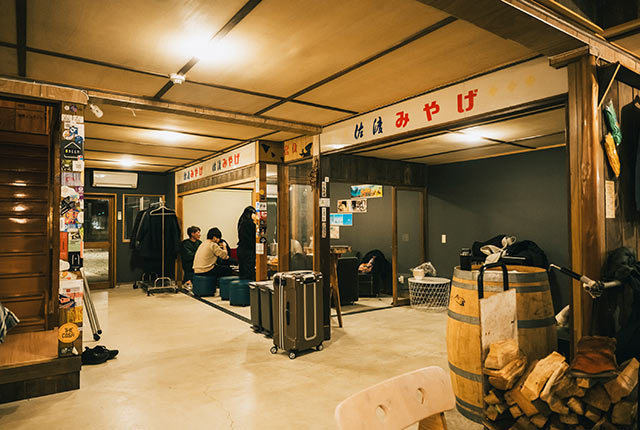 エントランス奥のテーブルスペース