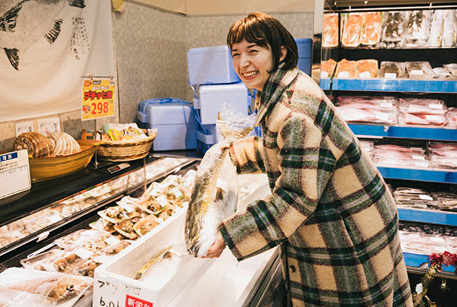 大きなヒラマサを持ち上げているアリスさん