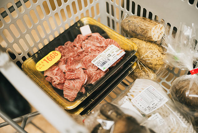 野菜とともに買い物かごに入った佐渡牛のパック