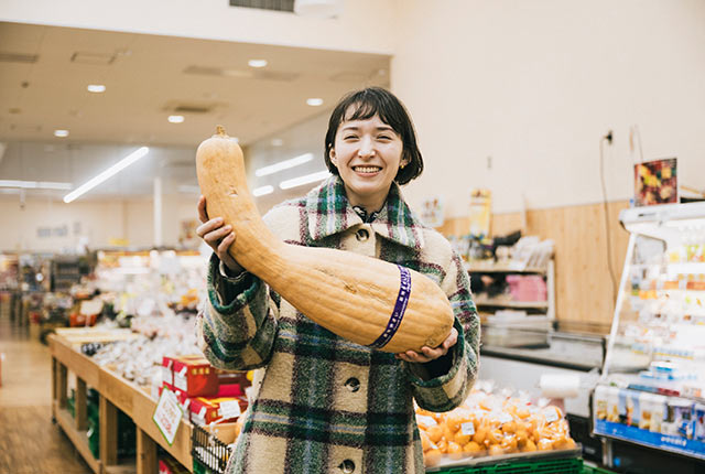 四分音符のような形をした巨大カボチャを手にするアリスさん