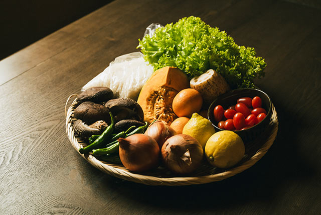 ザルカゴに椎茸や玉ねぎ、レモンなどがのっている