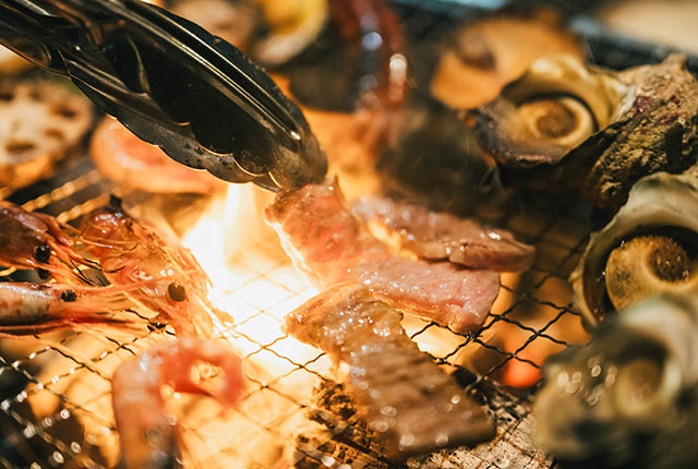 焼き上がる佐渡牛や南蛮エビ