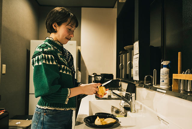 キッチンでル レクチエの皮を剥いている