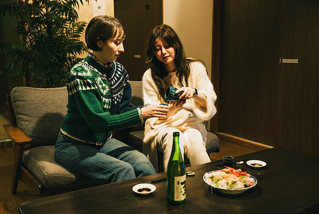 刺し盛りが用意され日本酒をお猪口に注ぐ