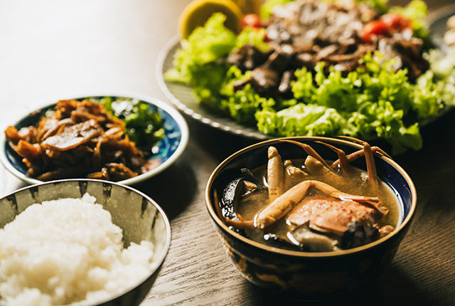 カニの味噌汁と白ご飯の朝食