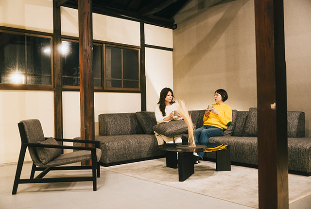 〈さどまり 泉の家〉のリビングスペースでくつろくアリスさんたち