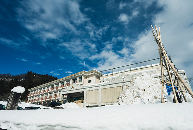 〈雪原学舎〉の校舎全景