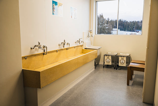 そのまま再利用した校舎の手洗い場