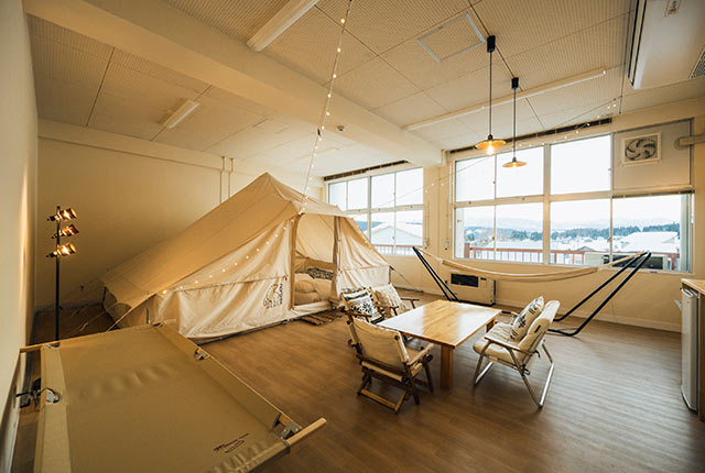 大きな立体テントやハンモックなどが設置された客室