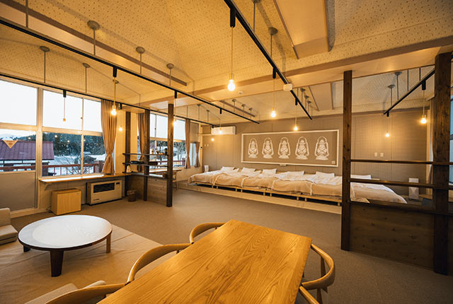５〜６人が寝られる長いベッドが特徴的な元音楽室の客室