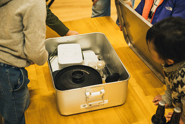 給食バットに鍋やメスティン、調味料入れなどがセットされている