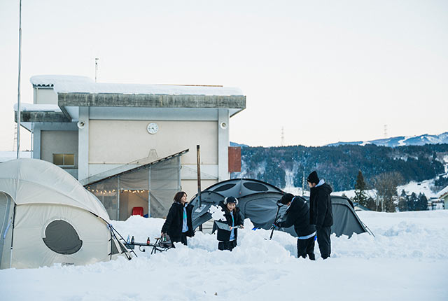 雪かきをするもじゃ夫婦さんとしらキャンさん