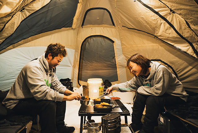 テント内で調理中のもじゃ夫婦さん
