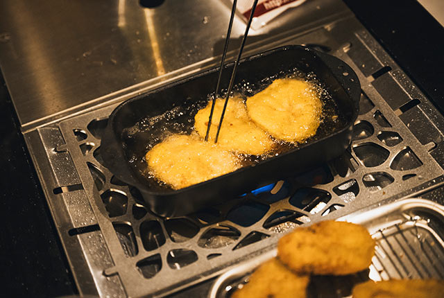 タレカツがきつね色になってきている