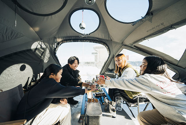 ドームテント内で乾杯するしらキャンさん一家