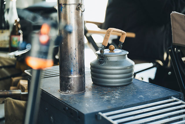 テント内に設置された薪ストーブ