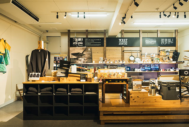 キャンプグッズやアパレル類が並ぶ〈WEST〉のサテライトショップ