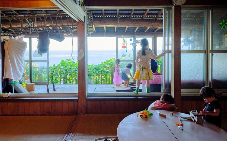 やりたいことをこどもが自ら選択し、遊びきる。長岡・寺泊の「海」と「山」がフィールドの〈海辺のこども園 かいじゃり〉