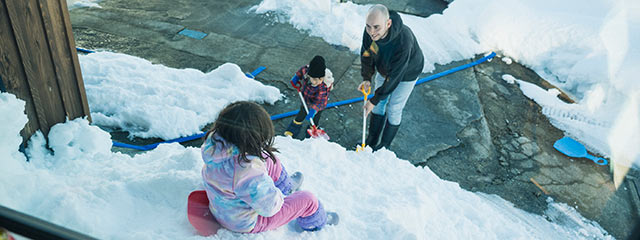 雪かきとソリで雪遊びを楽しむ様子