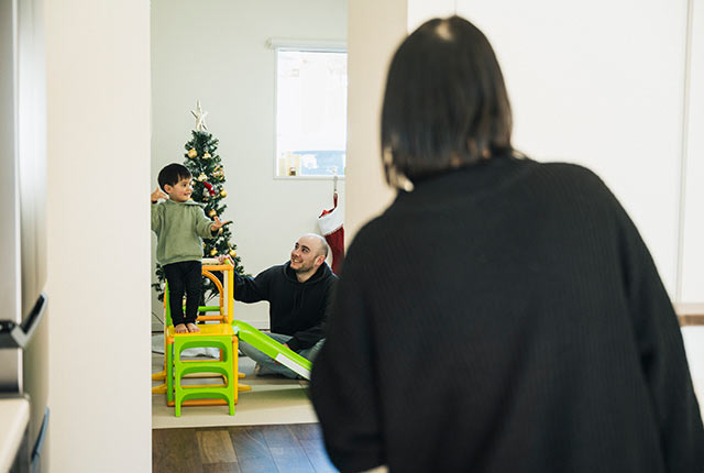 キッチンからキッズスペースをのぞく琴絵さん