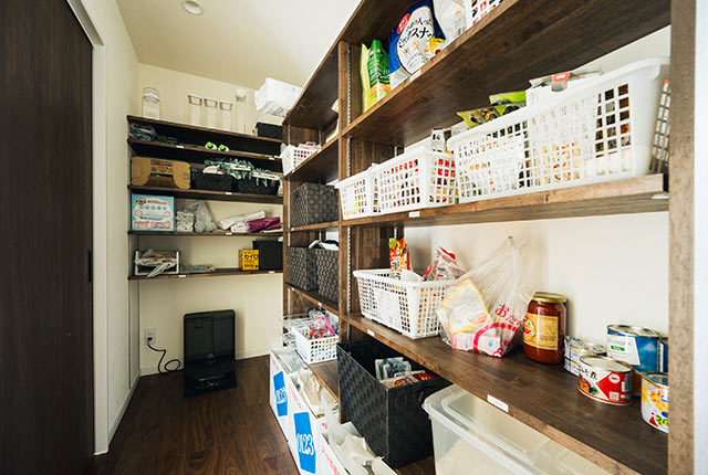 備え付けの棚に食材や日用品がストックされたパントリー