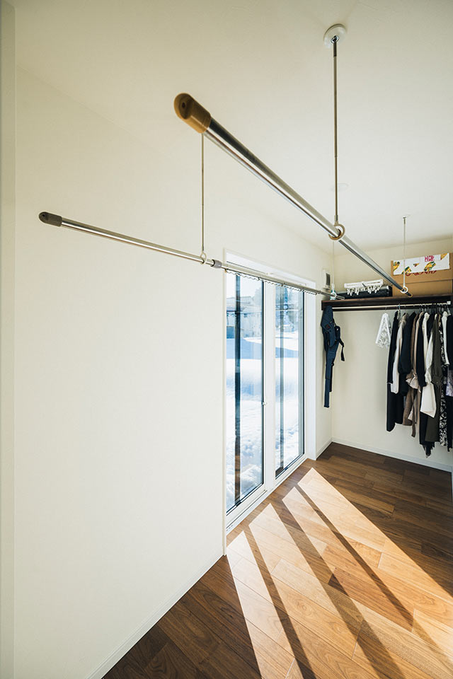 物干し竿が天井から２本吊り下げられたサンルーム