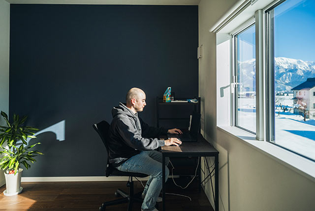 パソコンに向かって作業中のレイさん