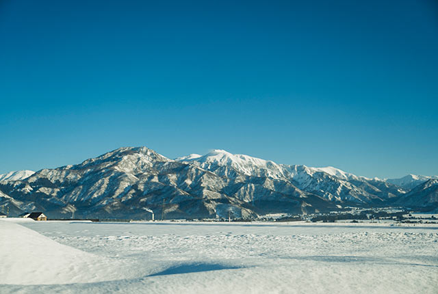 雪化粧をした南魚沼の山々が広がっている