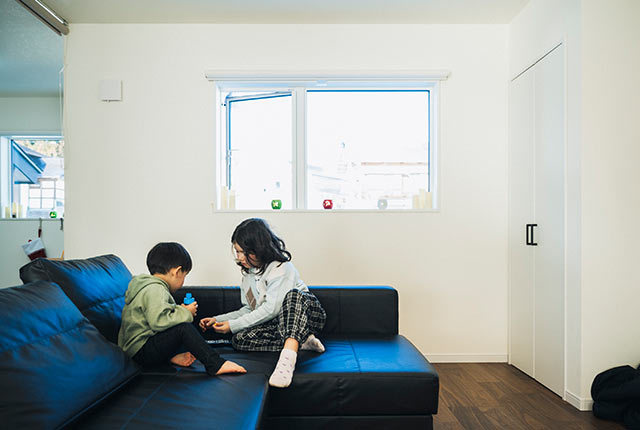 ソファの上で遊ぶふたりのこども