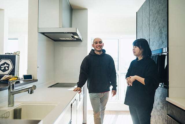 キッチンに立っているレイさんと琴絵さん