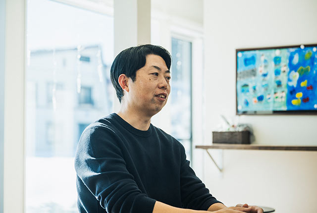 バロンさん宅で取材を受ける〈トピアホーム〉の阿部晋吾さん