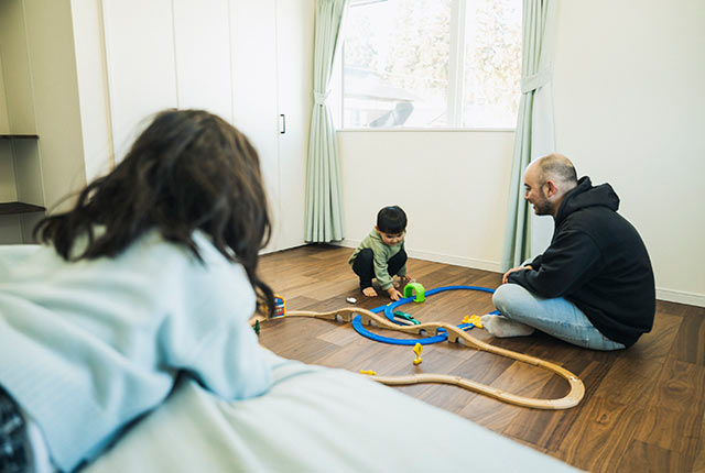 プラレールで遊ぶ息子さんとレイさん、それを眺める娘さん