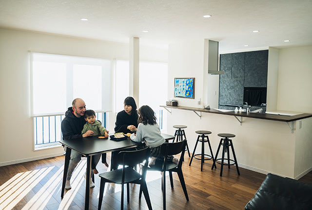 ダイニングテーブルでおやつタイム中の４人