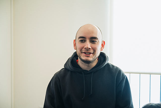 インタビュー中のレイさん