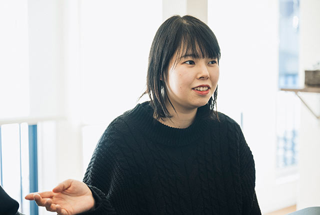 インタビュー中の琴絵さん