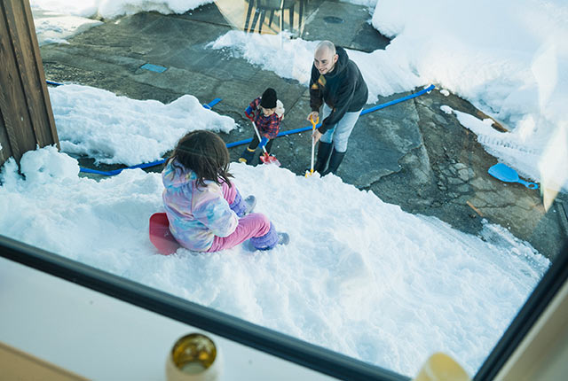 雪かきとソリで雪遊びを楽しむ様子