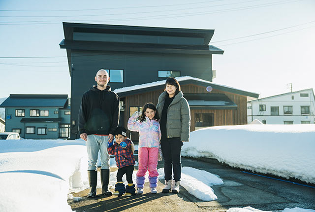 自宅の前でバロンさん一家４人揃って記念撮影