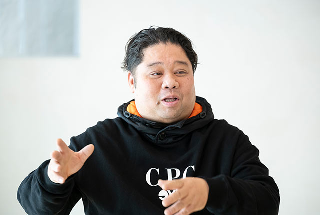 対談中の荒井さん